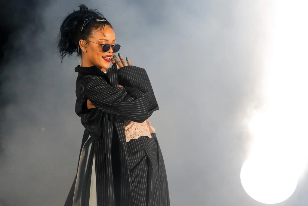 Rihanna Russian Roulette