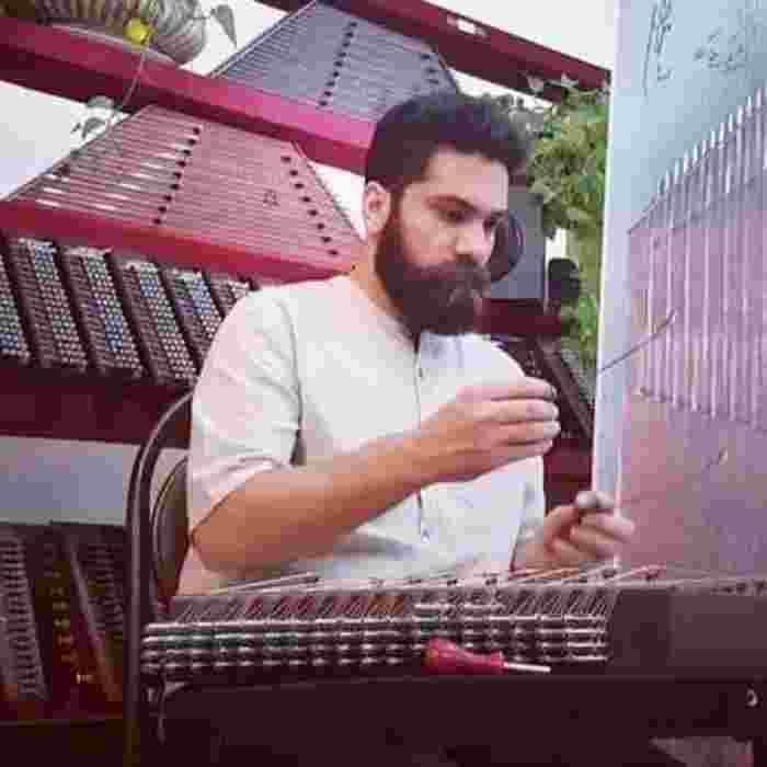 لالا کن دختر زیبای شبنم لالا کن روی زانوی شقایق